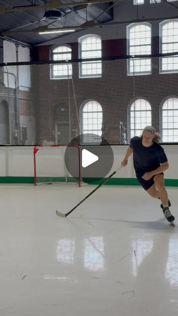 Eishockeyspieler beim Skating auf der TheShift-Trainingsfläche
