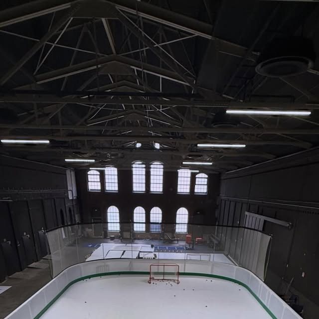 Blick von oben auf die TheShift-Trainingsfläche in der historischen Halle