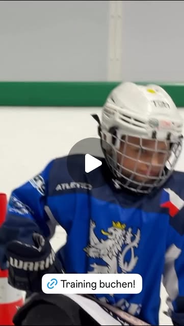 Junger Eishockeyspieler beim Training auf dem Eis